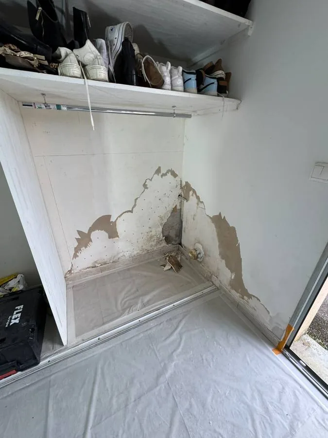 Mur dégradé par un dégât des eaux avant remise en état