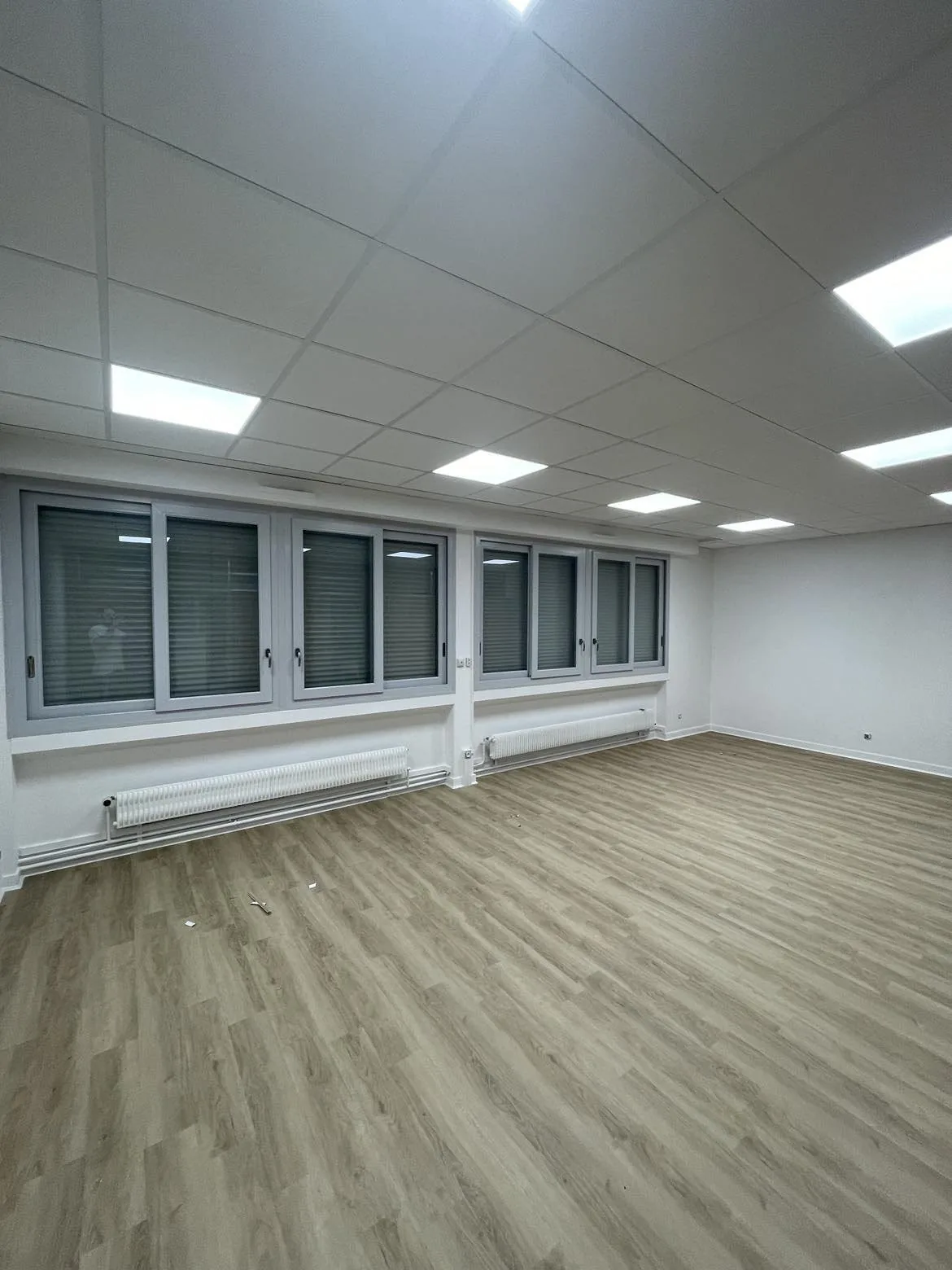 Faux plafond en dalles 600 × 600 — école de formation BIOMEDAL à Besançon