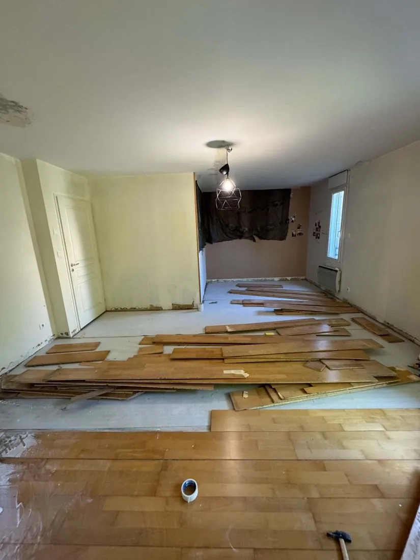 Dépose et pose de parquet contrecollé après dégât des eaux — appartement à Besançon